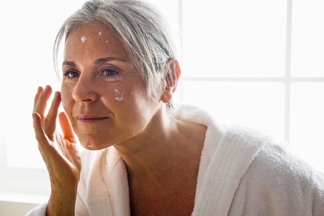 Aplicación dunha crema anti-envellecemento para hidratar e coidar a pel do rostro