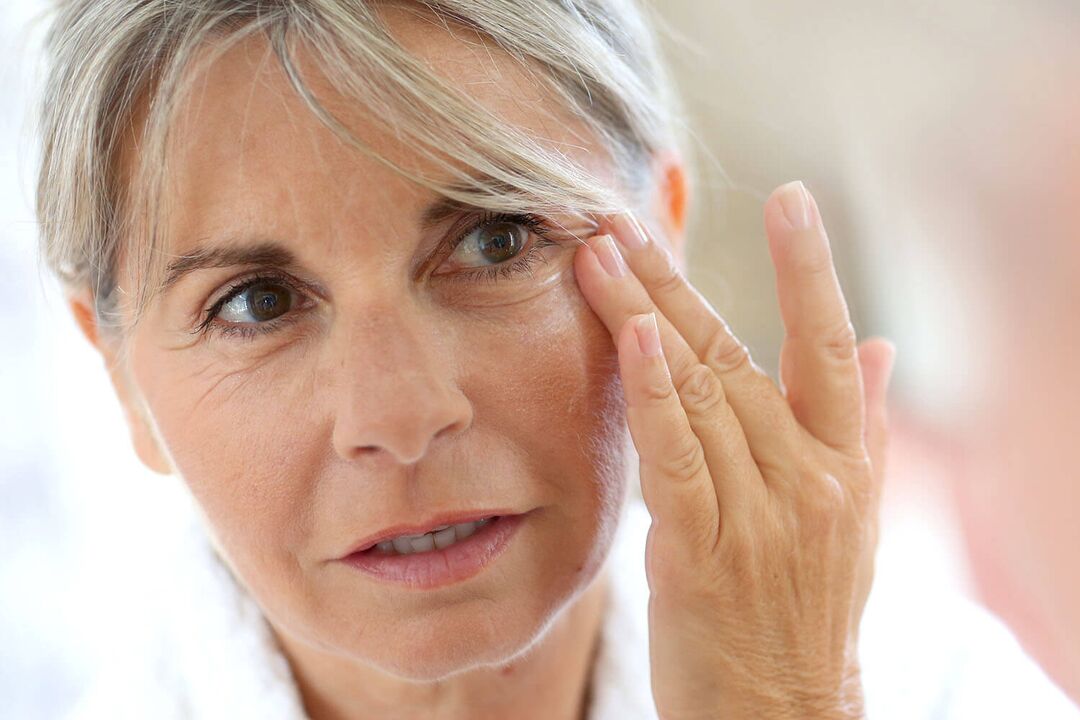 Automasaxe facial para axudar ás mulleres maiores de 50 a manterse novas
