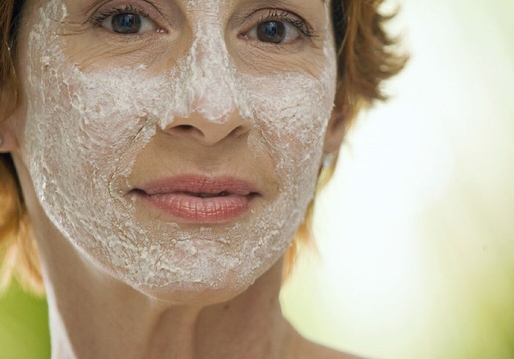Máscara rexuvenecedora para a pel facial despois de 50 anos