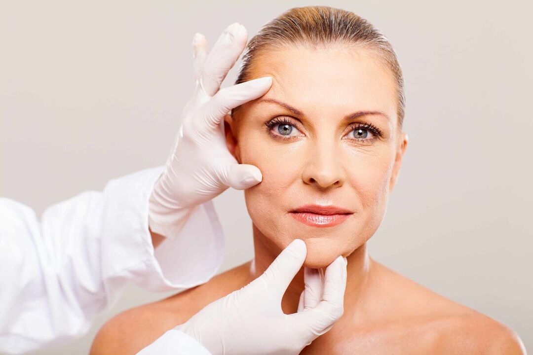 O cosmetólogo selecciona o método axeitado para rexuvenecer a pel da cara