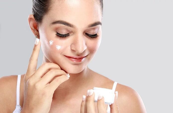 Antes de usar o masaxe, aplique unha crema no seu rostro