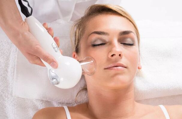 Unha masaxe ao baleiro axuda a limpar a pel facial e suavizar as engurras